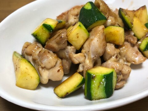 ズッキーニ と鶏肉の麺つゆ炒め